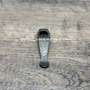 Spyderco McBee - Topographisch - Tief Lasergravierte Titan - Tiefer Taschenmesser Clip - Satin oder Sandwashed Finish