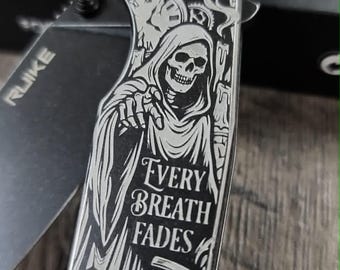 Aangepast gegraveerd Ruike P801 zwart mes – Memento Mori Grim Reaper-ontwerp – diep lasergegraveerd EDC-zakmes – Gothic Skull Art