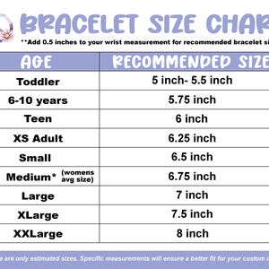 K&ouml;nnte beinhalten: Armband-Gr&ouml;&szlig;entabelle mit Alterskategorien und empfohlenen Gr&ouml;&szlig;en in Zoll. Die Gr&ouml;&szlig;en reichen von 12,7 cm bis 20,3 cm. Enth&auml;lt einen Hinweis, 1,3 cm zur Handgelenkmessung hinzuzuf&uuml;gen.