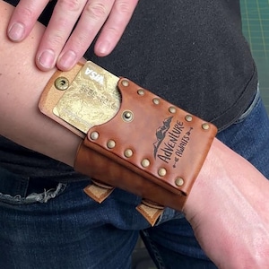 Cartera de piel para la muñeca, pulsera de piel personalizada con tarjetero, pulsera vintage desgastada de inspiración steampunk