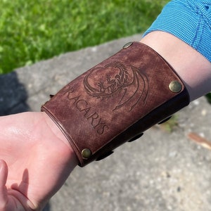 Cartera de cuero personalizada, pulsera de cuero con tarjetero y grabados personalizados, pulsera vintage desgastada de inspiración steampunk.