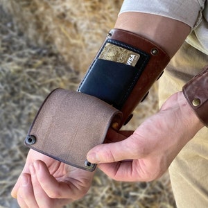 2er Set personalisierte Leder Wrist Wallets, Set mit 2 Stück für linke und rechte Hand, Armband mit Kartenhalter, Armschienen Steampunk-inspiriert