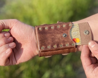 Leren polsportemonnee, gepersonaliseerde leren armband met kaarthouder, distressed vintage armband geïnspireerd op steampunk