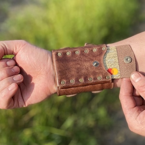 Cartera de piel para la muñeca, pulsera de piel personalizada con tarjetero, pulsera vintage desgastada de inspiración steampunk