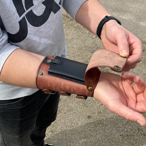 Carteira de pulso de couro personalizada com proteção RFID, pulseira de couro com porta-cartões e pulseira com gravuras personalizadas inspirada no Steampunk