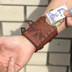Gepersonaliseerde leren polsportemonnee met RFID-bescherming, leren armband met kaarthouder en aangepaste gravure armband Steampunk-geïnspireerd