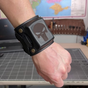 パーソナライズされたフラップ付きレザーカフウォッチストラップ、ブラック幅広ハンドメイドウォッチバンド（Apple、Samsung、Google、Garmin、クラシックウォッチ対応）