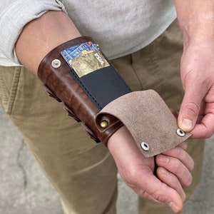 Cartera de cuero personalizada, pulsera de cuero con tarjetero y grabados personalizados, pulsera vintage desgastada de inspiración steampunk.