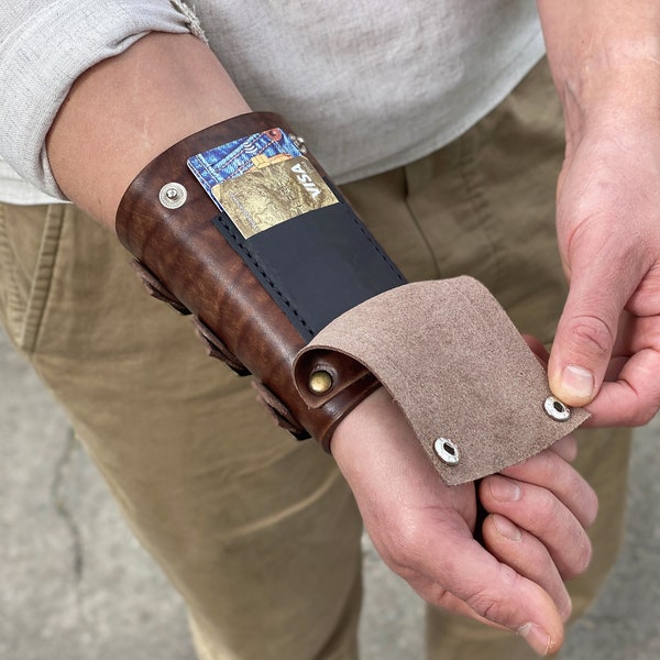 Portefeuille de poignet en cuir personnalisé, bracelet en cuir avec porte-cartes et gravures personnalisées, bracelet vintage vieilli d'inspiration steampunk
