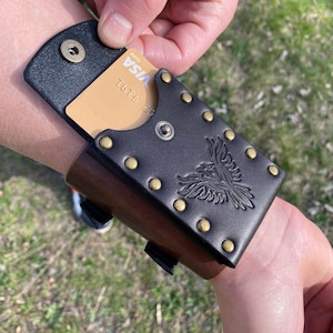 Cartera de piel para muñeca, pulsera de piel personalizada con tarjetero, pulsera de inspiración steampunk con grabado o relieve