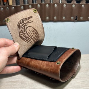 Cartera de cuero personalizada, pulsera de cuero con tarjetero y grabados personalizados, pulsera vintage desgastada de inspiración steampunk.