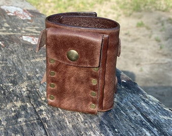 Leren polsportemonnee, gepersonaliseerde leren armband met kaarthouder, distressed vintage armband geïnspireerd op steampunk