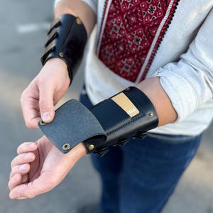 Set van 2 gepersonaliseerde leren polsportemonnee, set van 2 voor linker- en rechterhand, armband met kaarthouder, beugels op steampunk