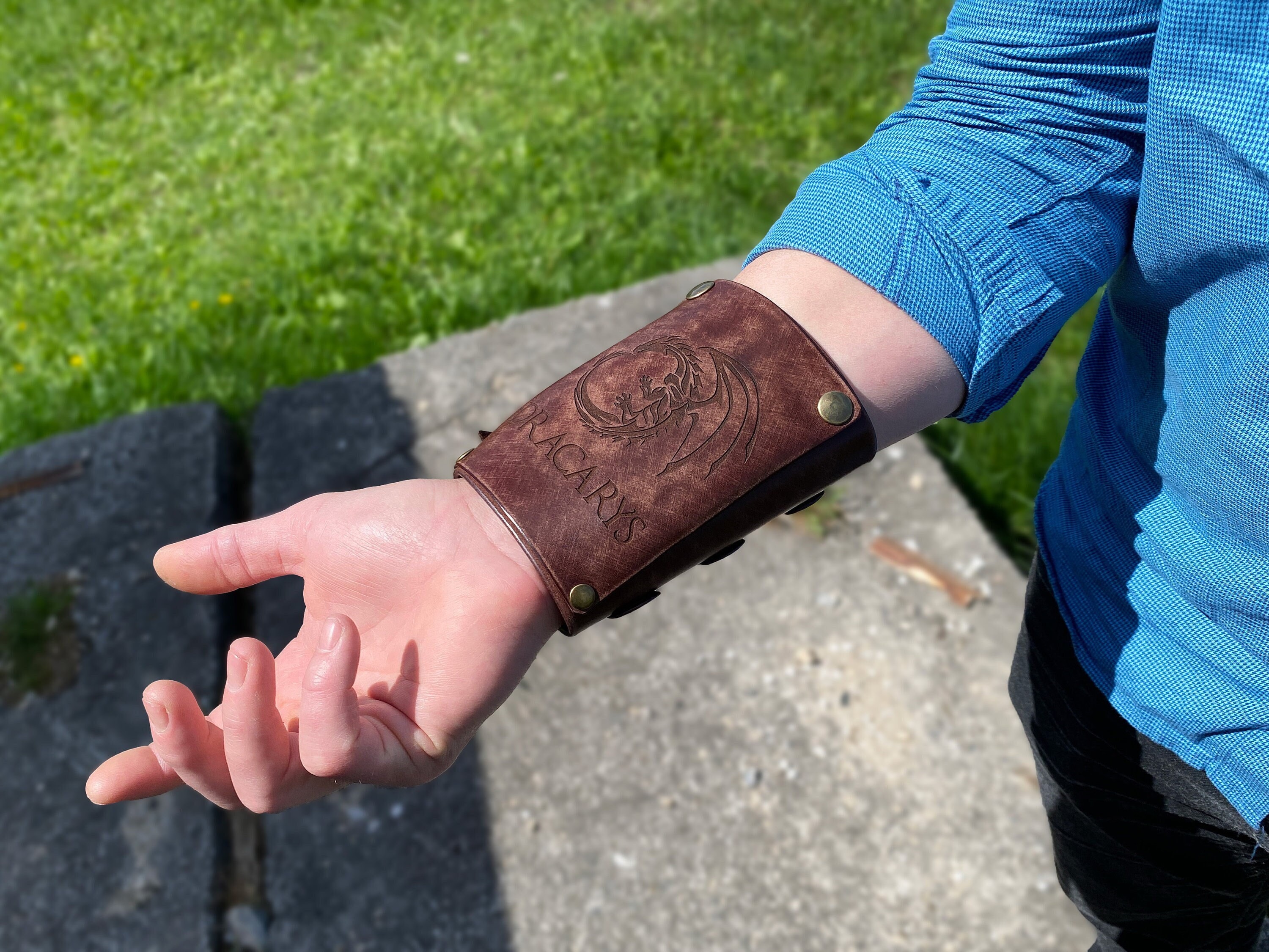 Gepersonaliseerde leren polsportemonnee, leren armband met kaarthouder en aangepaste gravures, distressed vintage armband geïnspireerd op steampunk