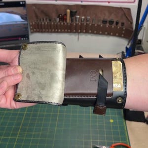 Carteira de pulso de couro personalizada com proteção RFID, pulseira de couro com porta-cartões e pulseira com gravuras personalizadas inspirada no Steampunk