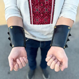 2er Set personalisierte Leder Wrist Wallets, Set mit 2 Stück für linke und rechte Hand, Armband mit Kartenhalter, Armschienen Steampunk-inspiriert