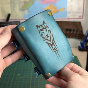 Cartera de piel personalizada, pulsera de piel con tarjetero y grabados personalizados, brazaletes de inspiración steampunk, pulsera de piel