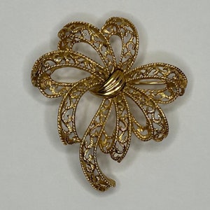 Vintage Trifari ribbon brooch pin / vtg 1960s filigree ribbon pin / Crown Trifari / gramcore