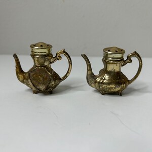 Vintage metalltekanna salt- och pepparkar / miniatyrtekanna / kitschigt kök / dockskåps-tekanna
