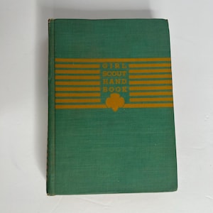 Vtg 1940s Girl Scout Handbook Hatdcover 1943 printing / History of the Girl Scouts / bookshelf wealth / home library