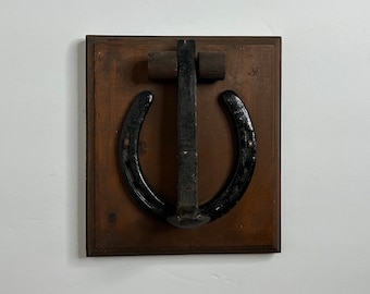 Vtg Horseshoe Door Knocker Wall Plaque / Wood Mounted / Rustic Decor / Country Decor / Western Decor / vintage horseshoe