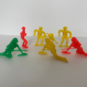 Vintage colorful Native and cowboy action figures / vintage western toys