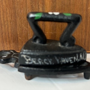 Miniatur Gusseisen Sad Eisen und Topfuntersetzer mit originalen Farbakzenten / Vintage Puppenzubehör / VTG Mini Bügeleisen / Puppenhaus Bügeleisen
