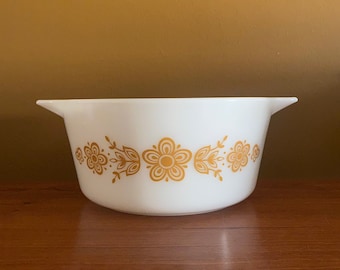 Vintage Pyrex Gold Flower 1.5 quart casserole dish / no lid