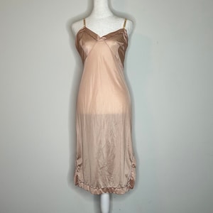 Vtg Bari champagne blush slip gown / size 34 / vintage lingerie / nylon night slip