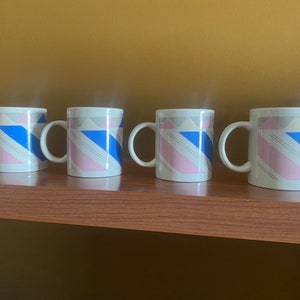 Set von 4 rosa und blau gestreiften Vintage Tassen Mid Century Modern Print