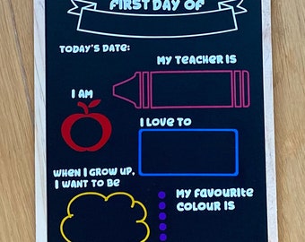Cartello personalizzato per il primo giorno di scuola o per l'inizio del nuovo anno scolastico. Lavagna per scattare le foto del primo giorno.