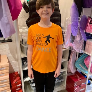 Camiseta de baile de algodón personalizada para niño - ¡Los niños también bailan! Ideal como regalo para tu bailarín. Colores divertidos para la clase de baile. Tallas de 3 a 15 años.