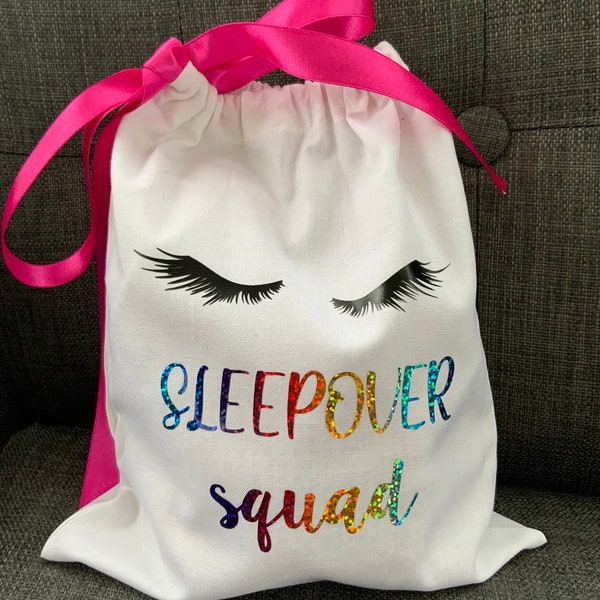 Sacs en coton pour soirée pyjama. Sacs cadeaux en tissu Sleepover Squad Personnalisation gratuite disponible. Ruban ou chiffon de taille standard et grande