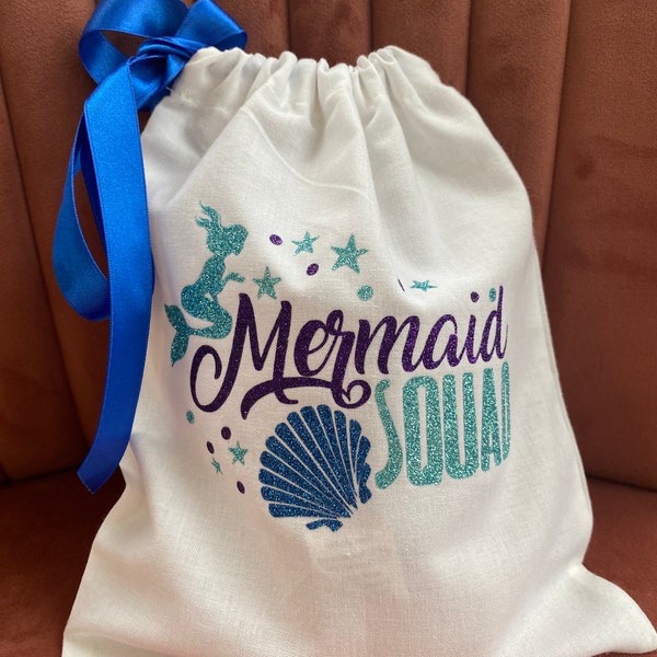 Mermaid Squad Sleepover Party Personalisierte Tasche Set. Unter dem Meer. Passende Themen T-Shirts Partytaschen und Schlafaugenmasken erhältlich.