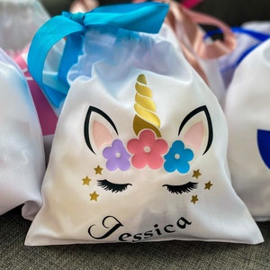 Sacchetto regalo personalizzato a forma di unicorno. Bellissimo e lussuoso sacchetto in cotone con coulisse per bomboniere. Regali per feste di compleanno e pigiama party.
