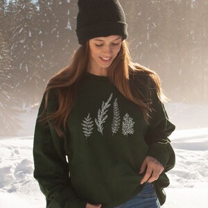 Minimalist Wildflower Crewneck Sweatshirt: Vintage Floral Design