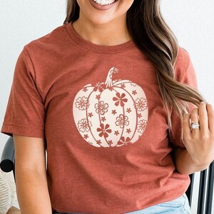 Cute Floral Pumpkin Shirt, Pumpkin shirt, Floral Pumpkin, Autumn Shirt, Fall Shirt for Woman, Floral Fall Shirt, Fall Shirt, Graphic Tee afbeelding 1