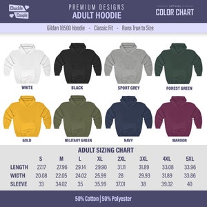 Puede incluir: Tabla de colores para sudaderas con capucha Gildan 18500 para adultos en varios colores, incluyendo blanco, negro, gris deportivo, verde bosque, dorado, verde militar, azul marino y granate. La tabla tambi&eacute;n incluye una tabla de tallas con medidas en pulgadas para la longitud, el ancho y la longitud de la manga para las tallas S, M, L, XL, 2XL, 3XL, 4XL y 5XL. La sudadera con capucha est&aacute; hecha de 50% algod&oacute;n y 50% poli&eacute;ster.