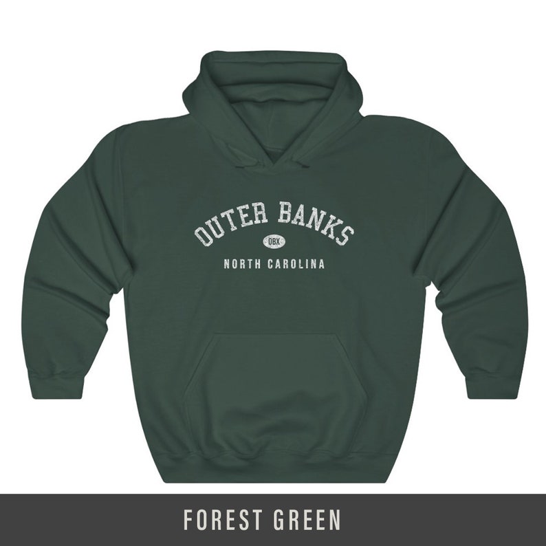 Puede incluir: Sudadera con capucha verde bosque con texto blanco que dice "Outer Banks" en un arco sobre un c&iacute;rculo con "OBX" dentro. Debajo del arco est&aacute; el texto "North Carolina".