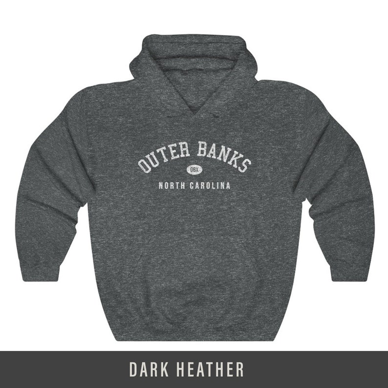 Puede incluir: Sudadera con capucha de color gris oscuro jaspeado con texto blanco que dice "Outer Banks" en arco con "OBX" en un c&iacute;rculo sobre el texto y "North Carolina" debajo del texto.