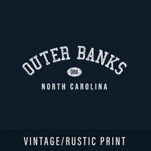 Puede incluir: Dise&ntilde;o gr&aacute;fico de estilo vintage con el texto "Outer Banks" en una fuente blanca desgastada, con el texto "OBX" en un c&iacute;rculo debajo y el texto "North Carolina" debajo. El dise&ntilde;o est&aacute; sobre un fondo azul oscuro con un patr&oacute;n rayado sutil.