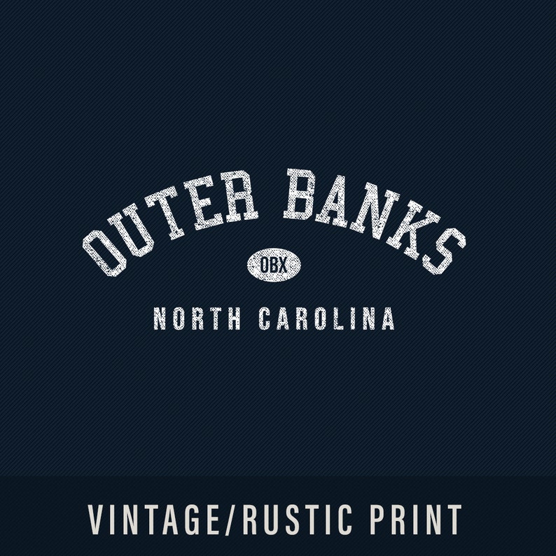 Puede incluir: Dise&ntilde;o gr&aacute;fico de estilo vintage con el texto "Outer Banks" en una fuente blanca desgastada, con el texto "OBX" en un c&iacute;rculo debajo y el texto "North Carolina" debajo. El dise&ntilde;o est&aacute; sobre un fondo azul oscuro con un patr&oacute;n rayado sutil.
