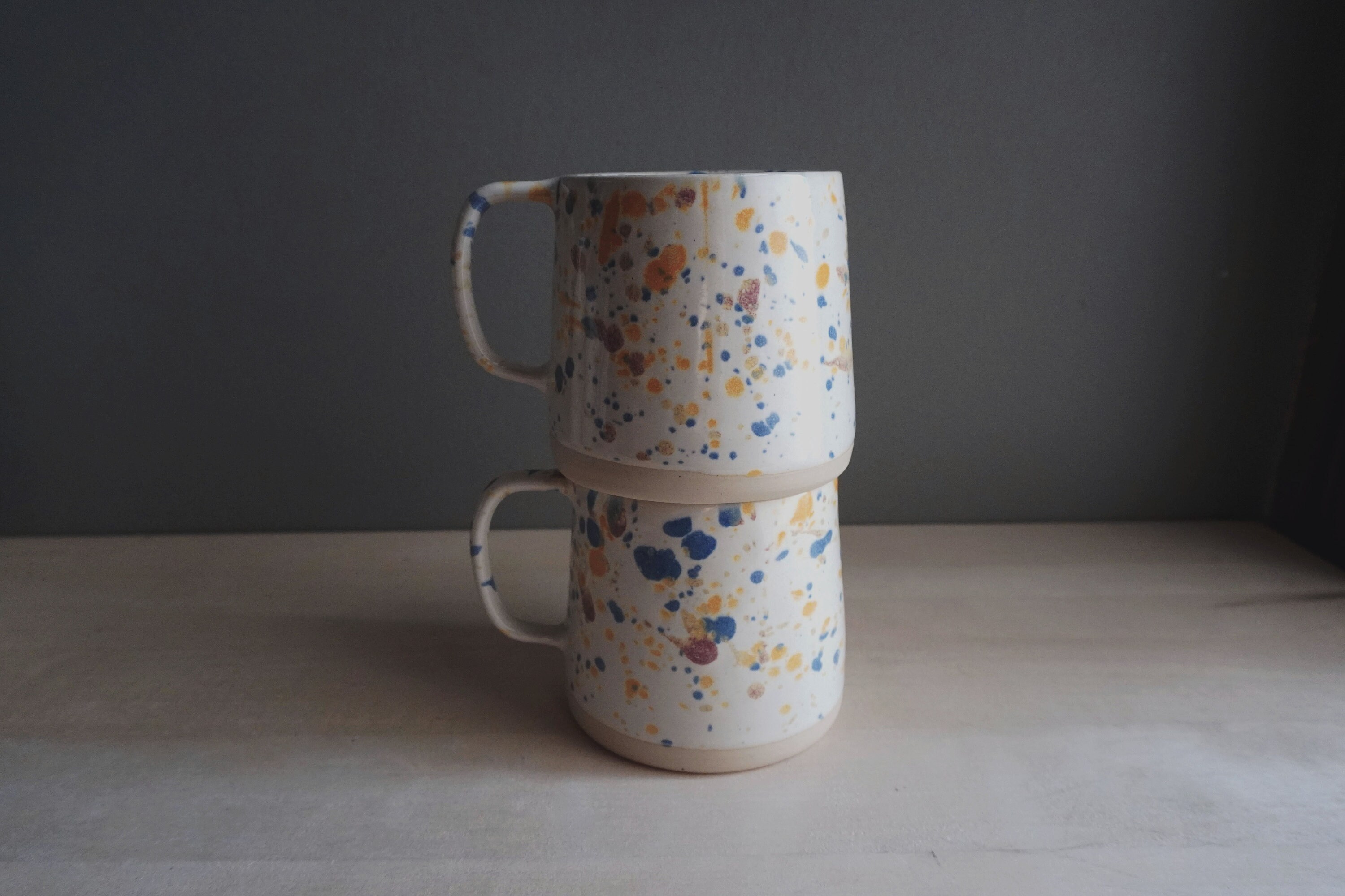 Mug en Céramique Fait à La Main - Blanc Laiteux avec Éclaboussures Magenta Bleues, Jaunes et Claires