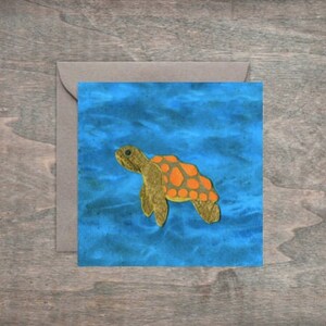 Saludos enmarcables: Tarjeta artística cuadrada Baby Turtle Love de 4 x 4"