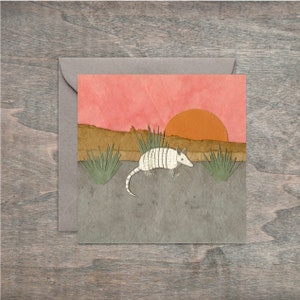 Framable Greetings — Ein Gürteltier Sunset Square 10 x 10 cm Kunstkarte