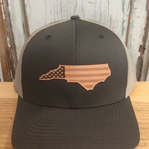 Casquette trucker NC en cuir avec écusson drapeau de la Caroline du Nord et des États-Unis marron/kaki