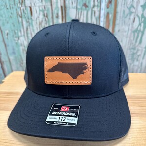 North Carolina lädermärke NC truckerkeps flera färger Black/black