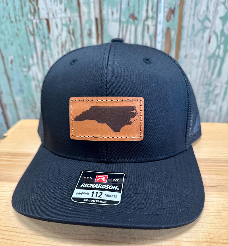 North Carolina lädermärke NC truckerkeps flera färger Black/black