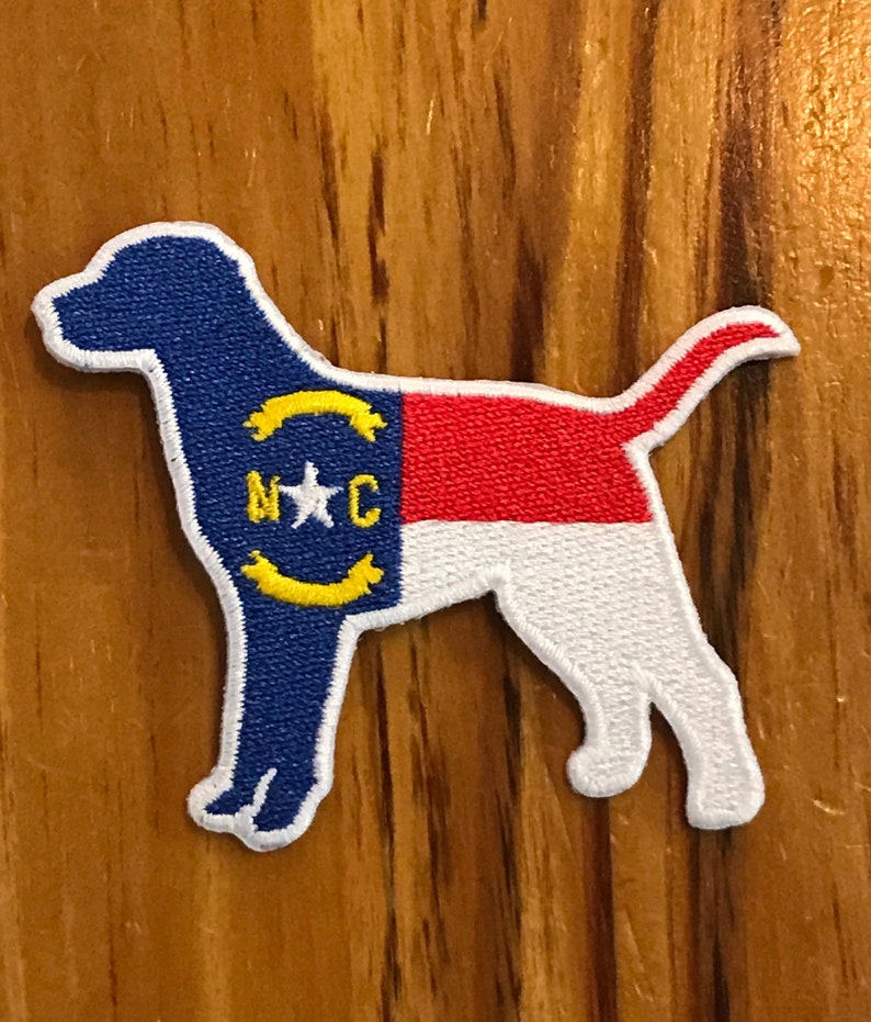 Parche con la bandera del estado de Carolina del Norte con el perro, 2,70" de largo x 2,25" de alto imagen 1