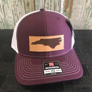 Casquette trucker NC North Carolina en cuir avec écusson bordeaux/blanc